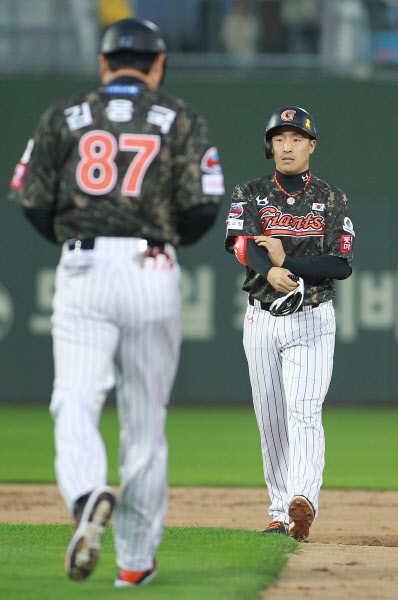 정훈선수를 불러들이는 손아섭선수의 1타점 2루타